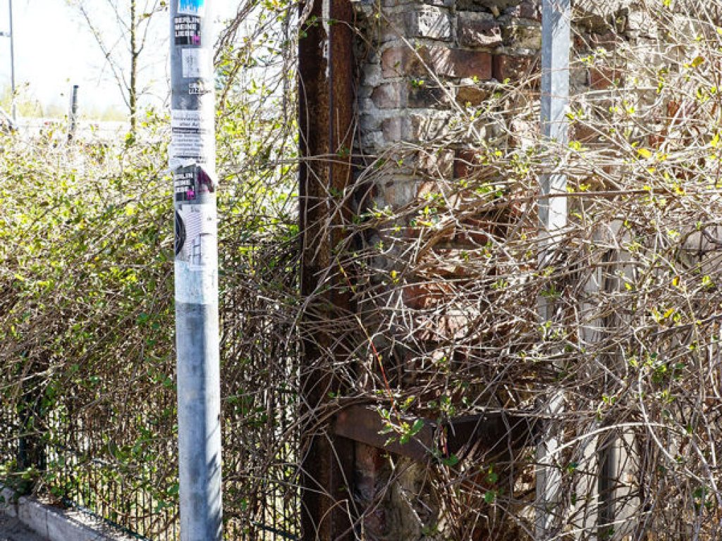 Ansatz der Hinterlandsicherungsmauer an der Schwartzkopffstraße; Aufnahme 2015