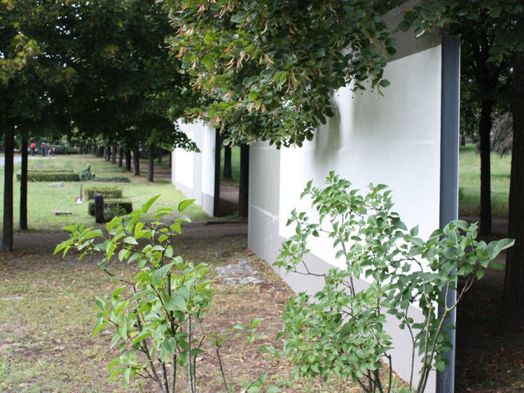 Hinterlandsicherungmauer (Westansicht) auf dem Invalidenfriedhof am Spandauer Schifffahrtskanal; Aufnahme 2016