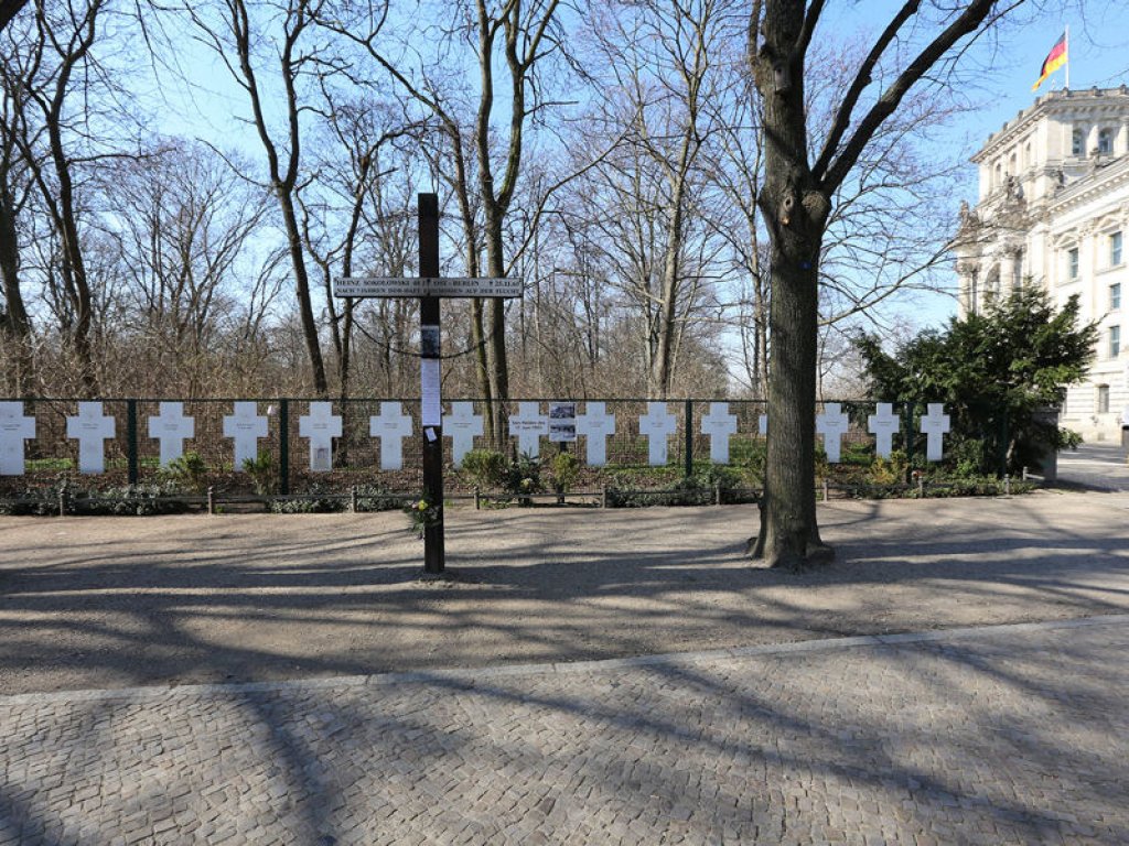 Gedenken an die Mauertoten an der Ebert-/Ecke Scheidemannstraße am Reichstagsgebäude; Aufnahme 2015