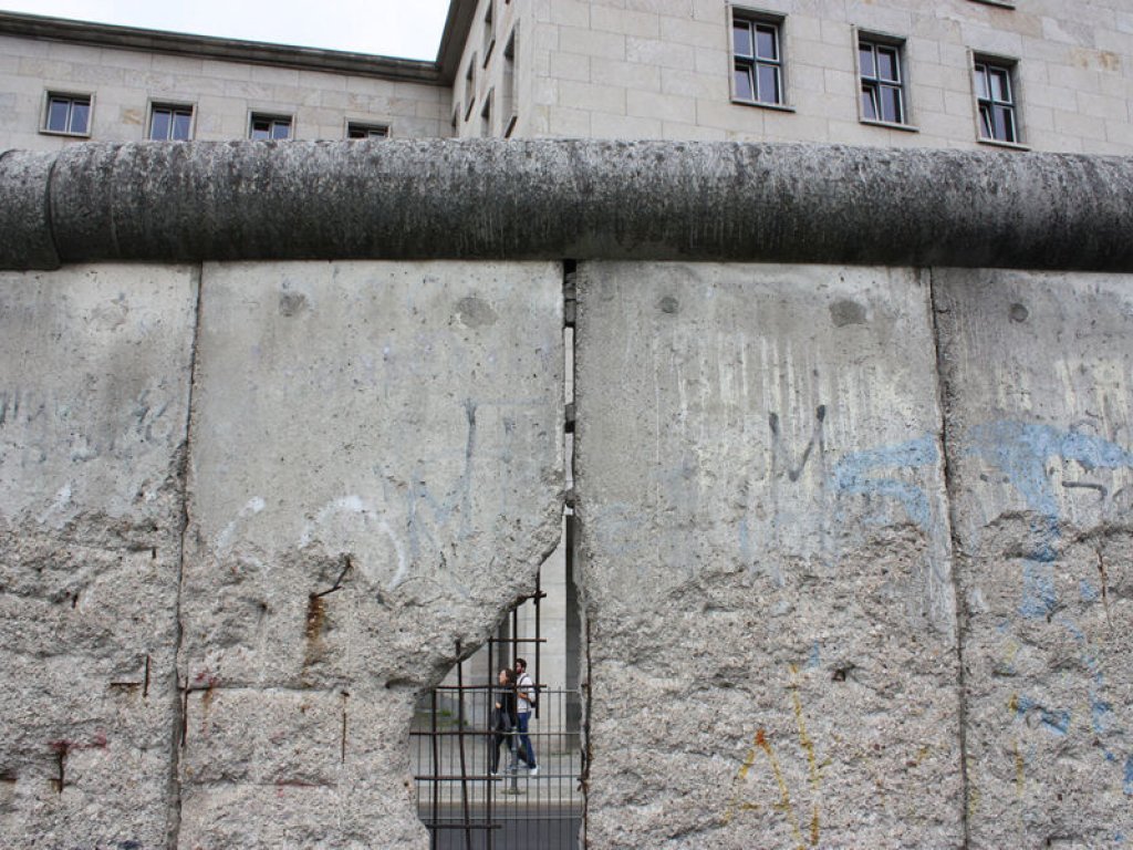 Westseite der Mauer der 4. Generation ("Grenzmauer 75") in der Niederkirchner Straße, von Mauerspechten bearbeitet (1); Aufnahme 2016