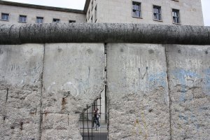 Westseite der Mauer der 4. Generation ("Grenzmauer 75") in der Niederkirchner Straße, von Mauerspechten bearbeitet (1); Aufnahme 2016