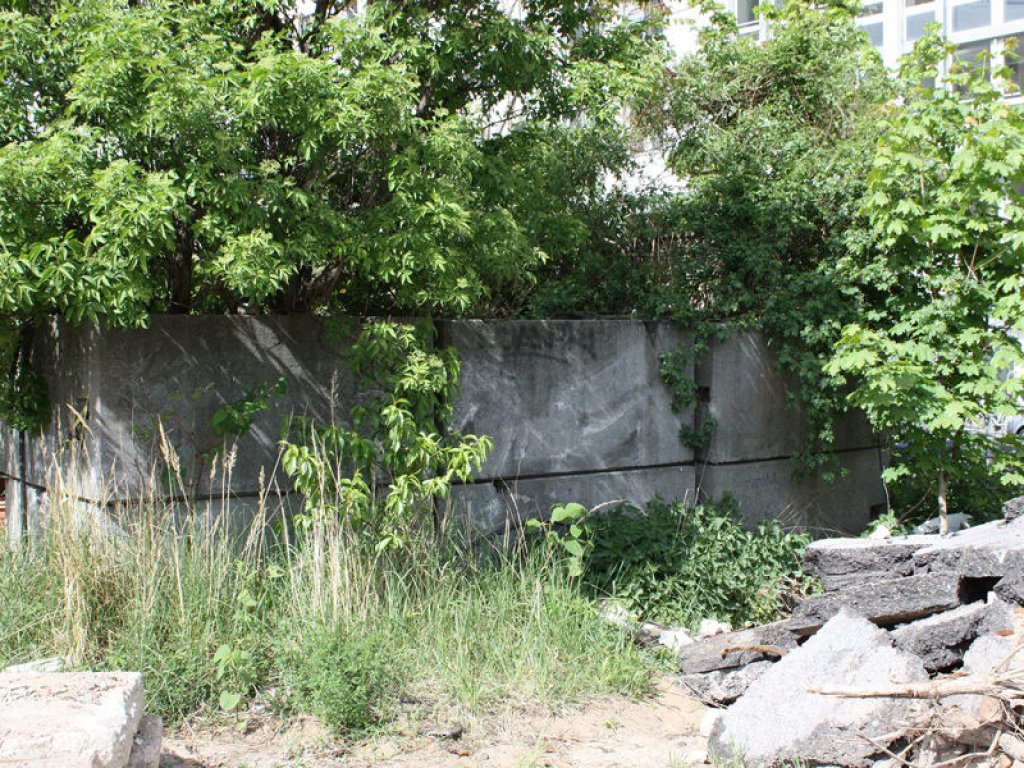 Überreste eines Beobachtungsturmes der DDR-Grenztruppen nördlich der Kommandantenstraße in Berlin-Mitte; Aufnahme 2016