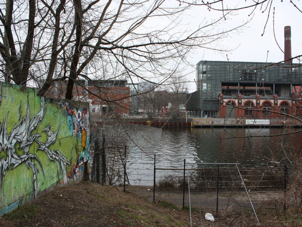 Hinterlandmauer, parallel zur Schillingbrücke (Südseite der Spree) (2); Aufnahme 2016