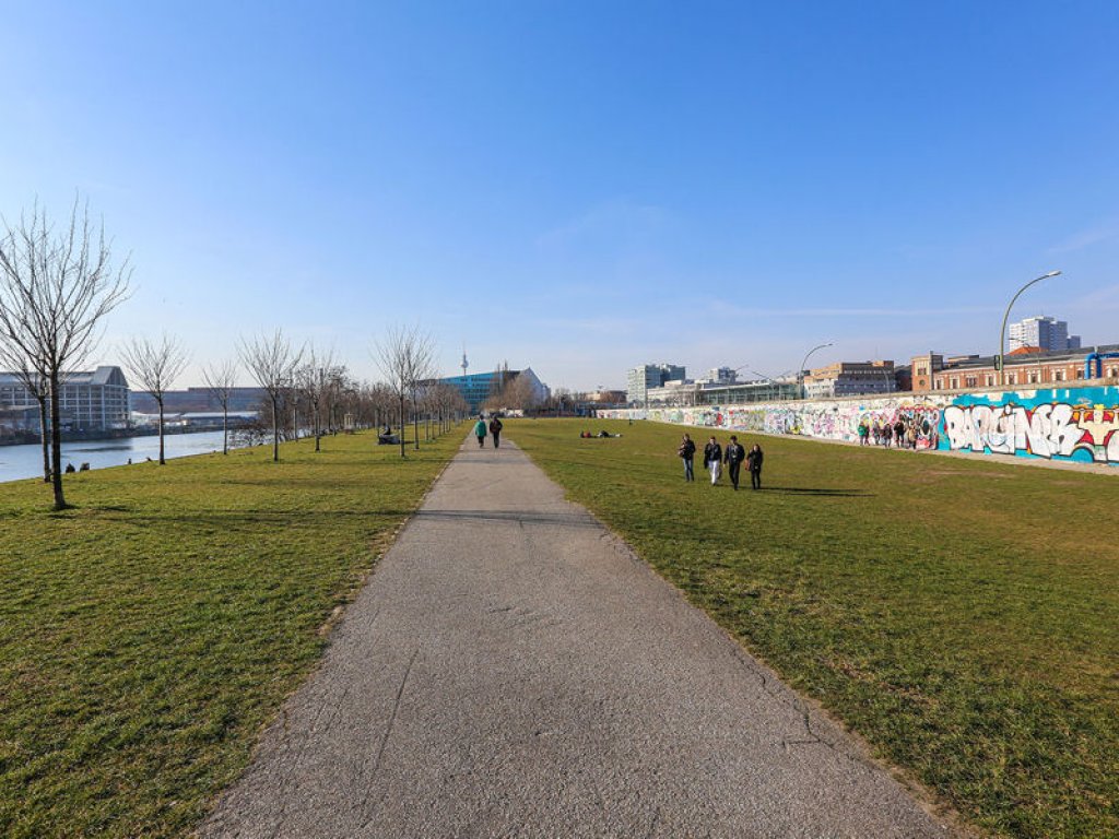 Hinterlandmauer, Kolonnenweg und Todesstreifen an der Spree (mit Blickrichtung Alexanderplatz); Aufnahme 2015