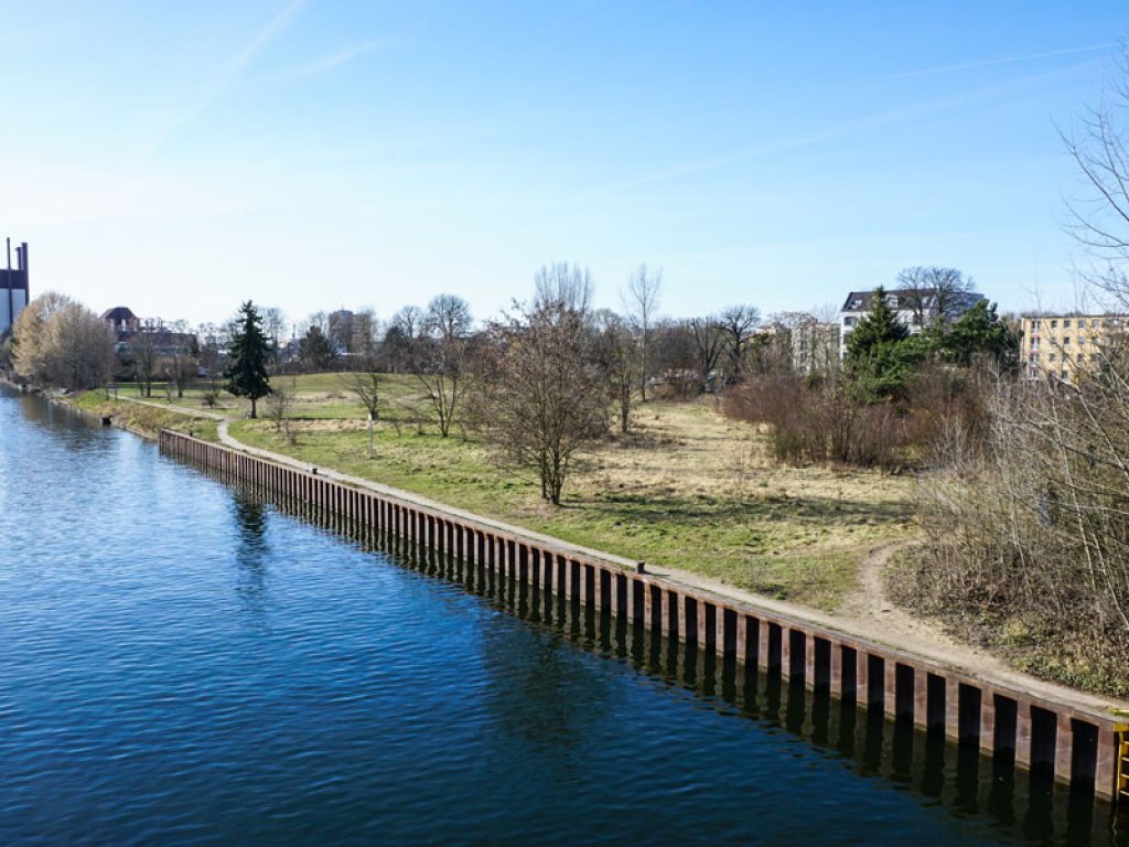 Bootsanlegestelle der DDR-Grenztruppen am ehemaligen Wasser-Grenzübergang Düker an der Baumschulenstraße in Berlin-Treptow; Aufnahme 2015