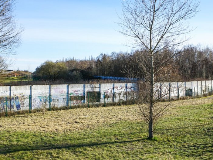 Hinterlandmauer der DDR-Grenzanlagen zwischen Rudower Straße und Glashütter Weg (unweit der Rudower Höhe) (4); Aufnahme 2015