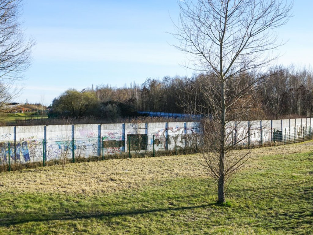 Hinterlandmauer der DDR-Grenzanlagen zwischen Rudower Straße und Glashütter Weg (unweit der Rudower Höhe) (4); Aufnahme 2015