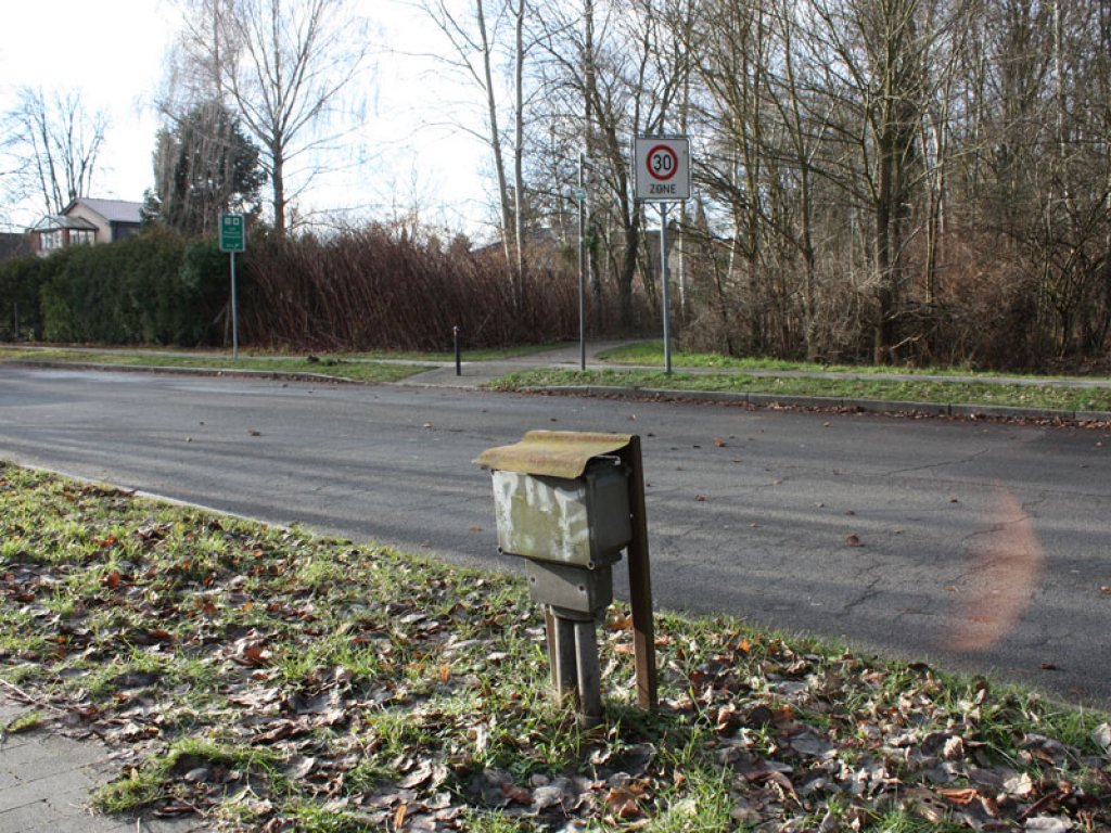 Elektroschaltkasten der DDR-Grenztruppen zwischen Mahlow-Waldblick und Berlin-Lichtenrade; Aufnahme 2015