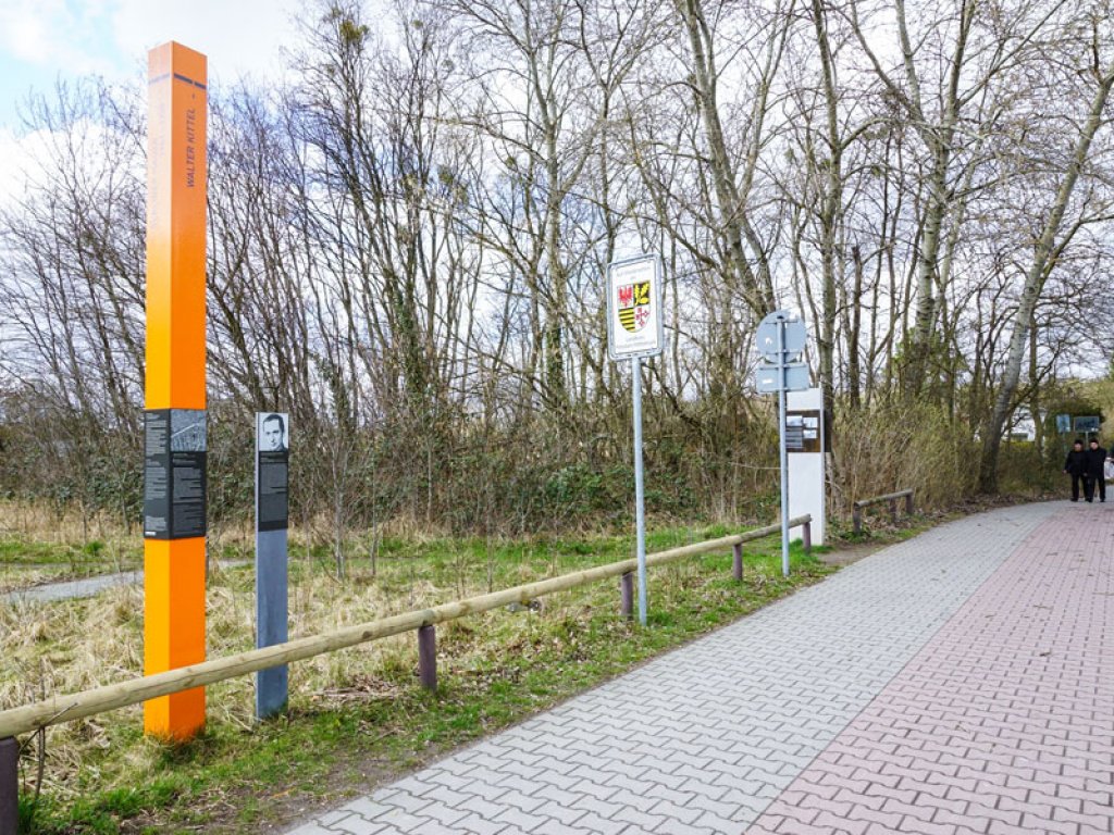 Gedenkstele für Walter Kittel, der am 18. Oktober 1965 bei einem Fluchtversuch erschossen wurde, an der Karl-Marx-/Ecke Berlepschstraße in Kleinmachnow; Aufnahme 2015