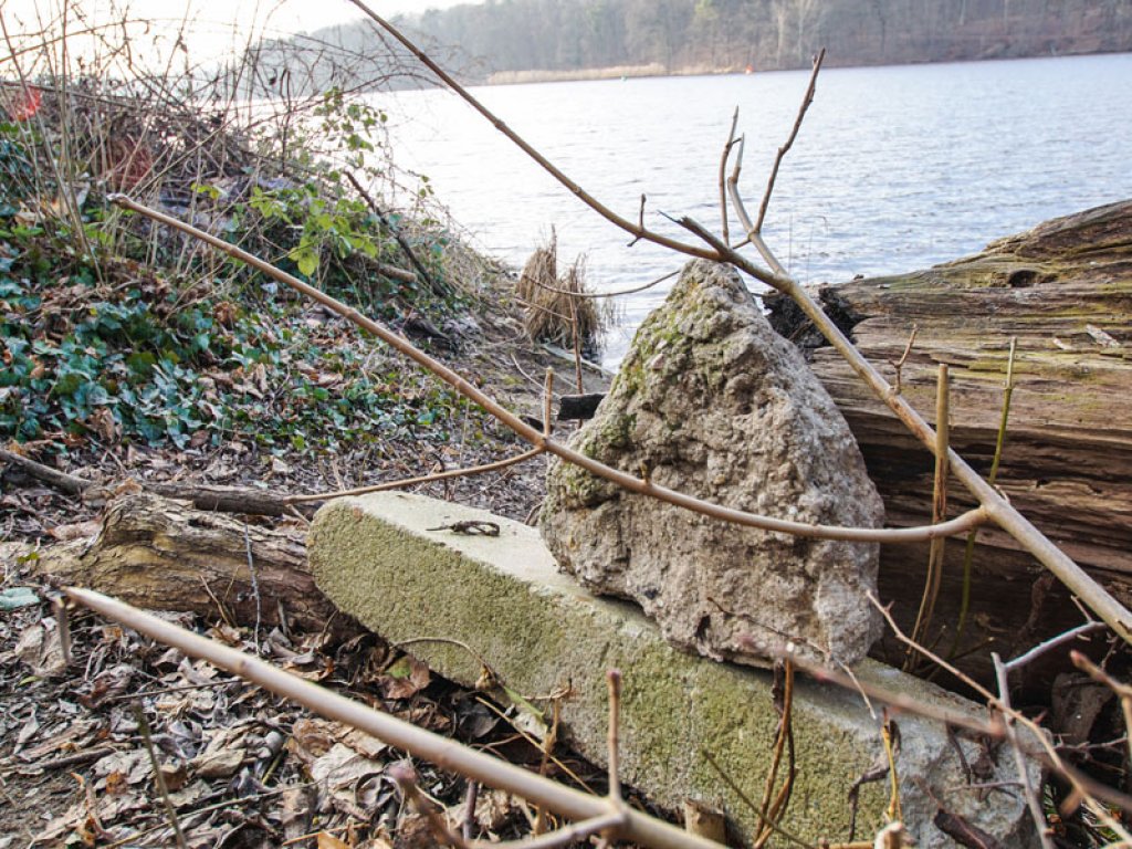 Abgebrochener Betonpfosten der DDR-Grenzanlagen am Ufer des Griebnitzsees in Potsdam-Babelsberg; Aufnahme 2015