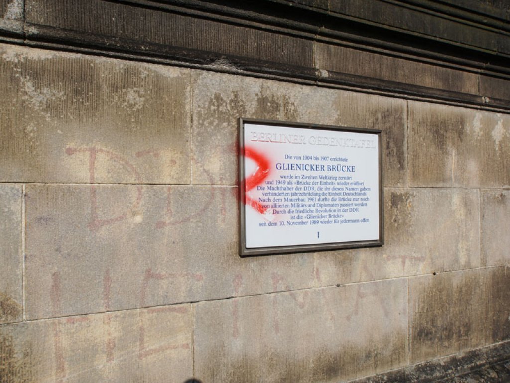 Gedenkplatte auf der Berliner Seite der Glienicker Brücke („Brücke der Einheit“); Aufnahme 2015