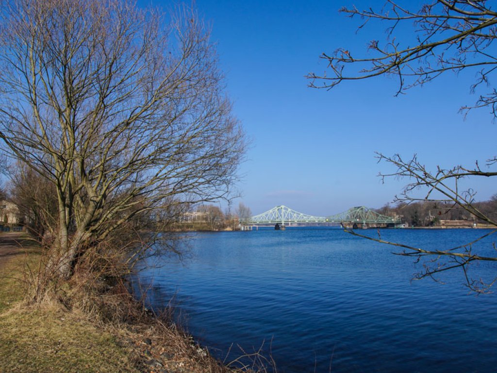 Blick aus dem Todesstreifen der DDR-Grenzanlagen auf die Glienicker Brücke („Brücke der Einheit“): Potsdamer Seite (links) heller Anstrich, Westberliner Seite dunkler Anstrich; Aufnahme 2015