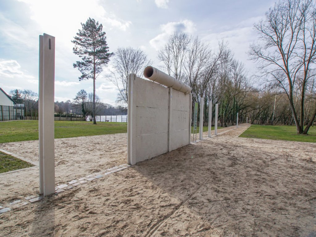 Mauer der 3. Generation mit Rohrauflage, die nach dem Mauerabriss als Denkmal nördlich des Glienicker Sees neu errichtet wurde und seit 2014 eine Mauergedenkstätte ist (2); Aufnahme 2015