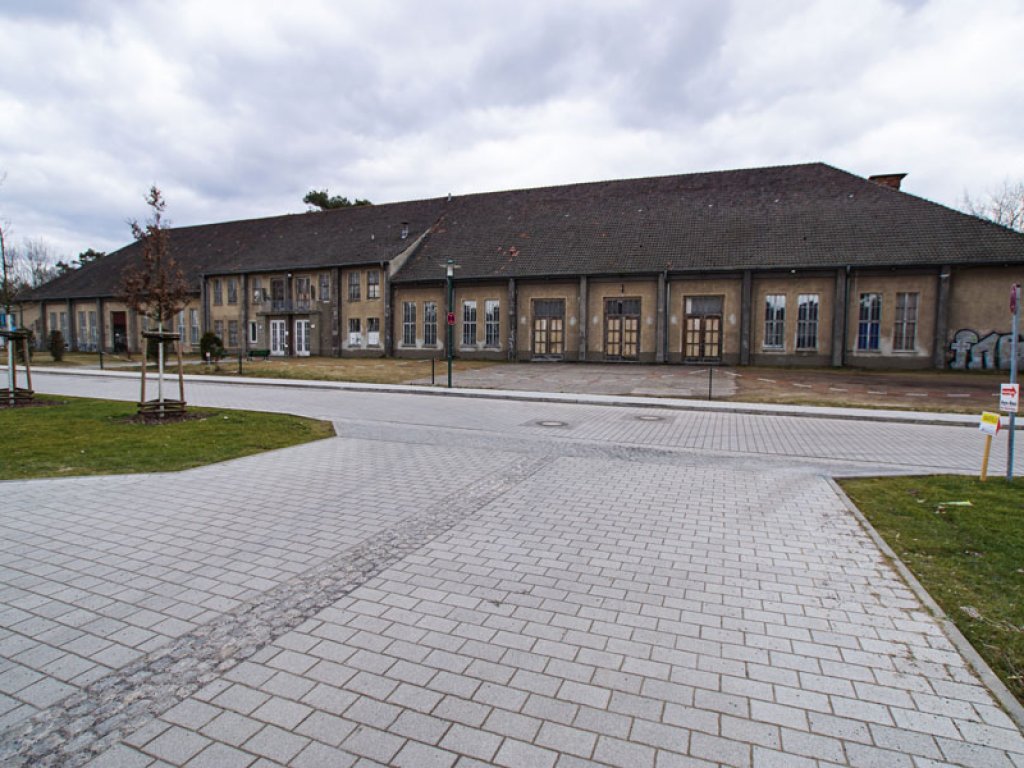 Kulturhaus des DDR-Grenzregiments 34 in Groß Glienicke (ehem. Rosa-Luxemburg-Kaserne); Aufnahme 2015 Kulturhaus des DDR-Grenzregiments 34 in Groß Glienicke (ehem. Rosa-Luxemburg-Kaserne); Aufnahme 2015