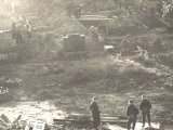 Freies Schussfeld auf dem Friedhof an der Versöhnungskirche in der Bernauer Straße: Gräber werden eingeebnet, Gebeine umgebettet, 12. Oktober 1965.