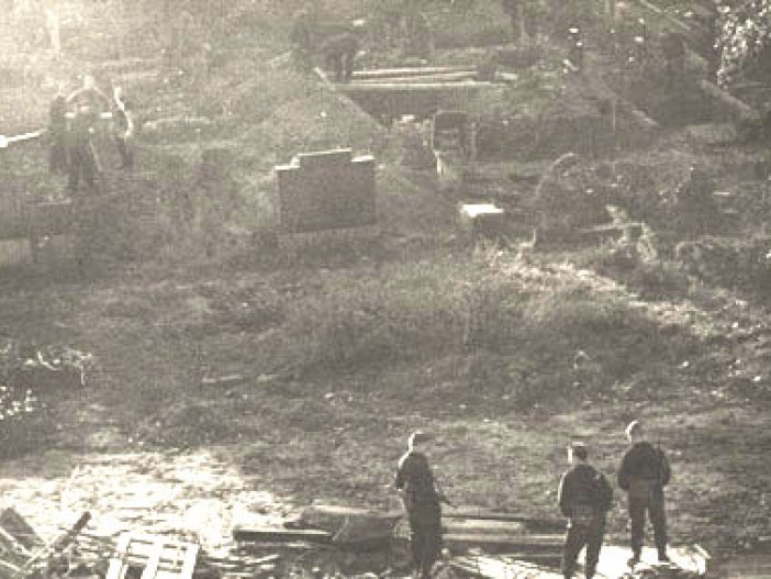 Freies Schussfeld auf dem Friedhof an der Versöhnungskirche in der Bernauer Straße: Gräber werden eingeebnet, Gebeine umgebettet, 12. Oktober 1965.
