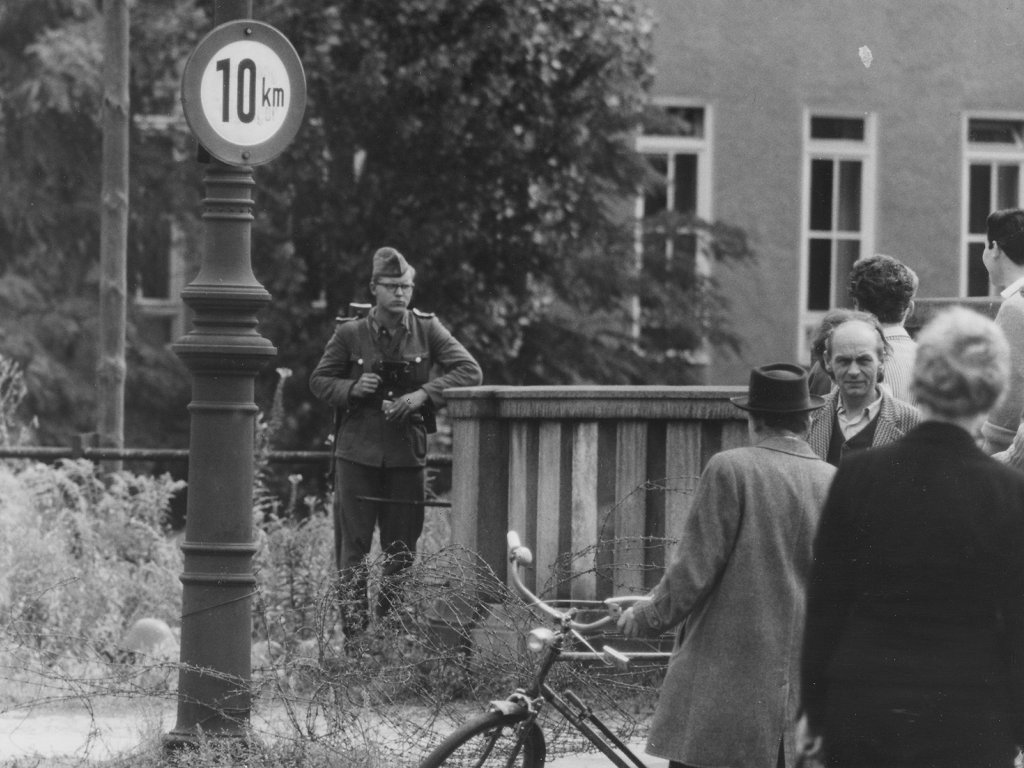 Volkspolizist und West-Berliner am Stacheldraht, 13. August 1961 Volkspolizist und West-Berliner am Stacheldraht, 13. August 1961
