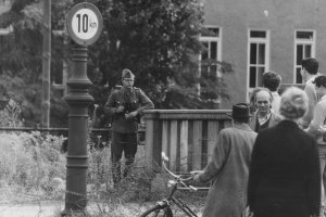 Volkspolizist und West-Berliner am Stacheldraht, 13. August 1961