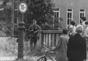 Volkspolizist und West-Berliner am Stacheldraht, 13. August 1961