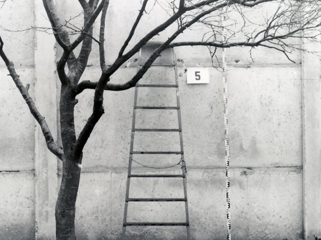 Marienetta Jirkowsky, erschossen an der Berliner Mauer: Nahaufnahme des MfS von der Fluchtleiter an der Hinterlandmauer in der Florastraße in Hohen Neuendorf; Aufnahme 22. November 1980 (Foto: BStU)