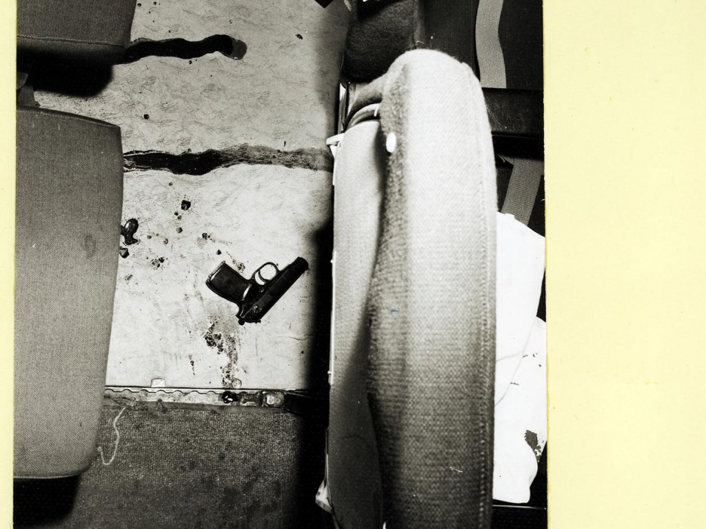 Christel und Eckhard Wehage, Selbstmord nach gescheitertem Fluchtversuch am Flughafen Berlin-Schönefeld: Tatortfoto des MfS von den Spuren des Selbstmords, 10. März 1970 Christel und Eckhard Wehage, Selbstmord nach gescheitertem Fluchtversuch am Flughafen Berlin-Schönefeld: Tatortfoto des MfS von den Spuren des Selbstmords, 10. März 1970