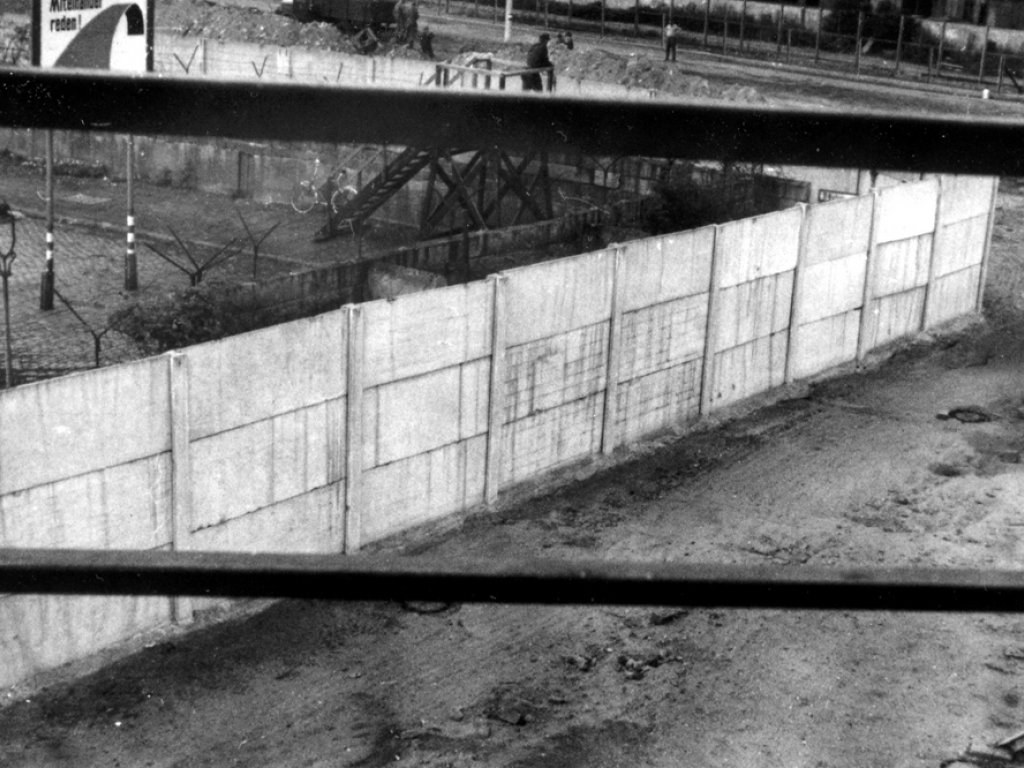 Gerald Thiem, erschossen an der Berliner Mauer: Aufnahme des MfS vom Grenzstreifen in Berlin-Treptow mit Blick über die Mauer nach Berlin-Neukölln, 7. August 1970