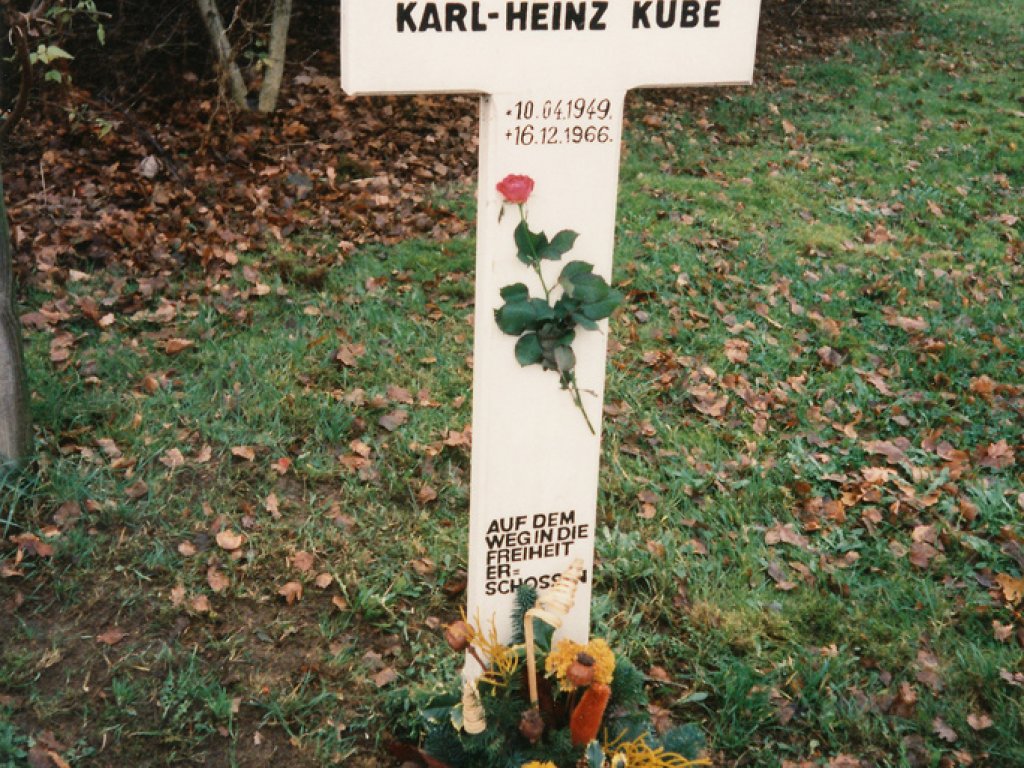 Karl-Heinz Kube, erschossen an der Berliner Mauer: von den Angehörigen errichtetes Gedenkkreuz an der Berlepschstraße in Berlin-Düppel (Aufnahme Anfang der 1990er Jahre)