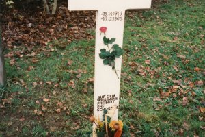 Karl-Heinz Kube, erschossen an der Berliner Mauer: von den Angehörigen errichtetes Gedenkkreuz an der Berlepschstraße in Berlin-Düppel (Aufnahme Anfang der 1990er Jahre)