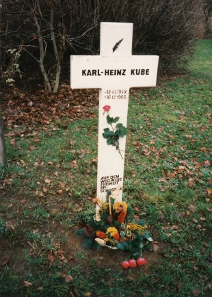 Karl-Heinz Kube, erschossen an der Berliner Mauer: von den Angehörigen errichtetes Gedenkkreuz an der Berlepschstraße in Berlin-Düppel (Aufnahme Anfang der 1990er Jahre)