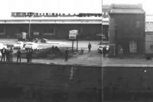 Paul Stretz, erschossen im Berliner Grenzgewässer: Aufnahme der DDR-Grenztruppen – Beobachter des Geschehens am West-Berliner Ufer des Spandauer Schiffahrtskanals, 29. April 1966