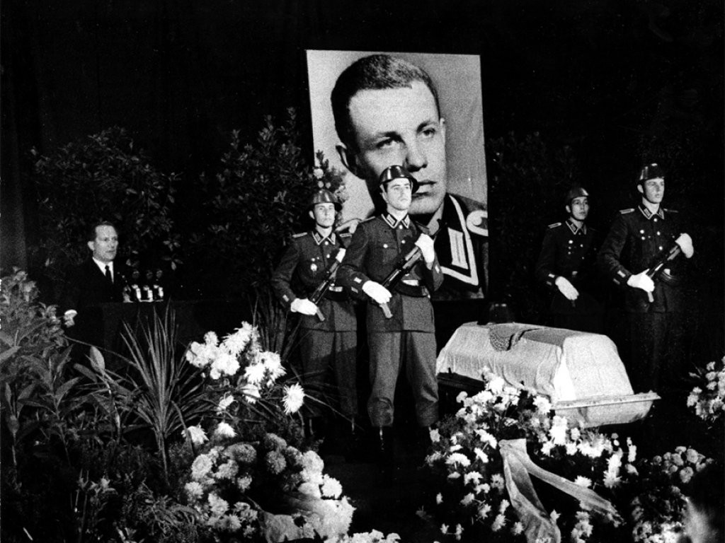 Egon Schultz, erschossen an der Berliner Mauer: Beisetzung in Rostock, Aufnahme: 10. Oktober 1964