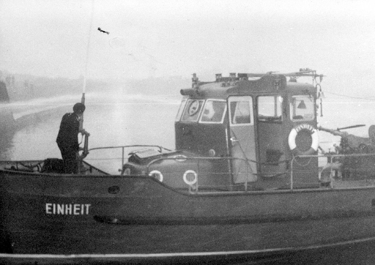 Klaus Schröter, angeschossen und ertrunken im Berliner Grenzgewässer: Tatortfoto des MfS vom Löschboot der Ost-Berliner Feuerwehr in der Spree nahe des Reichstagsgebäudes bei der Verschleierung der Bergung Klaus Schröter, angeschossen und ertrunken im Berliner Grenzgewässer: Tatortfoto des MfS vom Löschboot der Ost-Berliner Feuerwehr in der Spree nahe des Reichstagsgebäudes bei der Verschleierung der Bergung