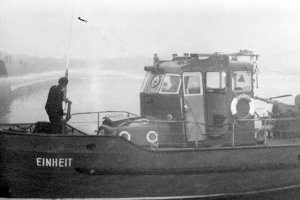 Klaus Schröter, angeschossen und ertrunken im Berliner Grenzgewässer: Tatortfoto des MfS vom Löschboot der Ost-Berliner Feuerwehr in der Spree nahe des Reichstagsgebäudes bei der Verschleierung der Bergung