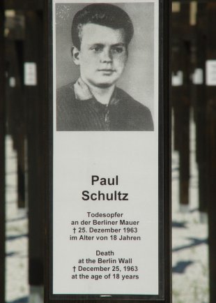 Paul Schultz, erschossen an der Berliner Mauer: Gedenkkreuz am Checkpoint Charlie (Aufnahme 18. Juni 2005)