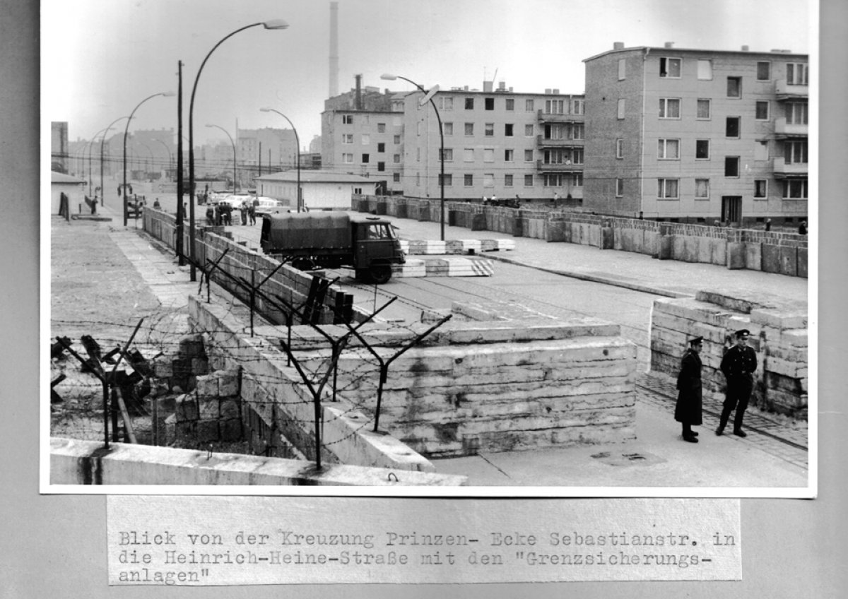 Klaus Brueske: Foto der West-Berliner Polizei vom Grenzübergang Heinrich-Heine-Straße, 18. April 1962 Klaus Brueske: Foto der West-Berliner Polizei vom Grenzübergang Heinrich-Heine-Straße, 18. April 1962