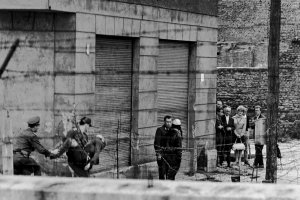 Peter Fechter, erschossen an der Berliner Mauer: Abtransport des Toten durch DDR-Grenzposten in der Zimmerstraße nahe dem Grenzübergang Checkpoint Charlie (III), 17. August 1962