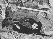 Siegfried Noffke, geboren am 9. Dezember 1939, erschossen am 28. Juni 1962 bei einer Fluchthilfeaktion: Grabungsarbeiten am Fluchttunnel unter der Sebastianstraße zwischen West- und Ost-Berlin, Aufnahme Juni 1962