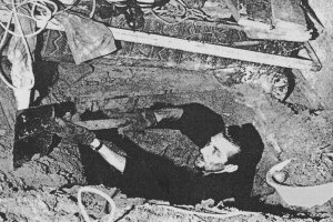 Siegfried Noffke, geboren am 9. Dezember 1939, erschossen am 28. Juni 1962 bei einer Fluchthilfeaktion: Grabungsarbeiten am Fluchttunnel unter der Sebastianstraße zwischen West- und Ost-Berlin, Aufnahme Juni 1962