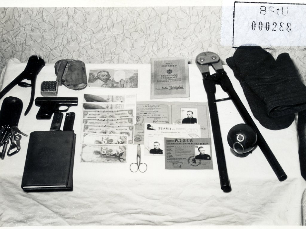 Dieter Wohlfahrt, erschossen an der Berliner Mauer: MfS-Foto von angeblich bei Dieter Wohlfahrt sichergestellten Gegenständen, 9. Dezember 1961
