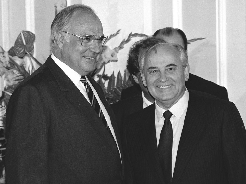 West German Chancellor Helmut Kohl gives a dinner in the Redoute in Bad Godesberg in honour of the Soviet state and party leader, Mikhail Gorbachev, June 1989