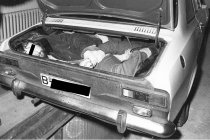 Entdeckte Flucht: Die Stasi zwingt Fluchthelfer und Flüchtlinge in einer Garage zur Nachstellung eines Fluchtversuchs über die Transitstrecke in einem PKW-Kofferraum, 1975