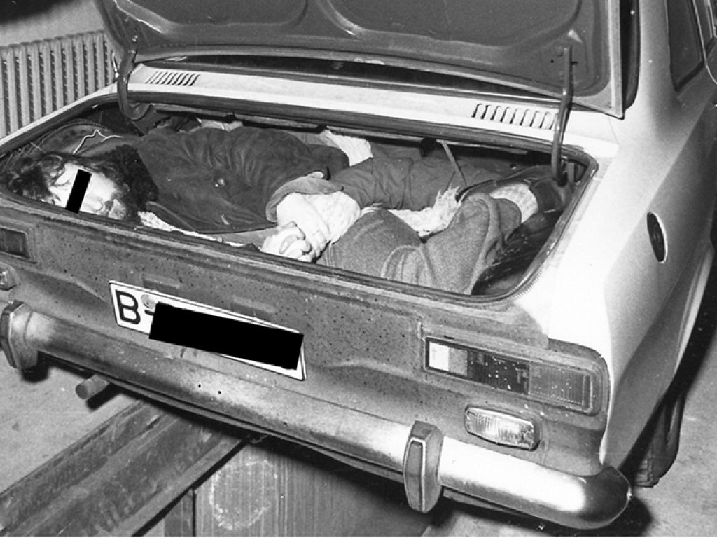 Entdeckte Flucht: Die Stasi zwingt Fluchthelfer und Flüchtlinge in einer Garage zur Nachstellung eines Fluchtversuchs über die Transitstrecke in einem PKW-Kofferraum, 1975