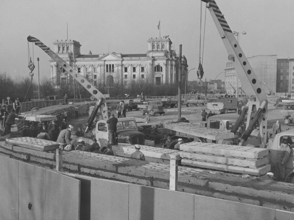 Reinforcement of the border barriers at the Brandenburg Gate: a wall two metres thick and two metres high is constructed from concrete slabs, 20 November 1961