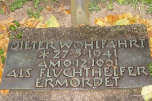 Dieter Wohlfahrt, shot dead at the Berlin Wall: Inscription at the memorial cross in Staaken, Bergstrasse (photo: 2004)