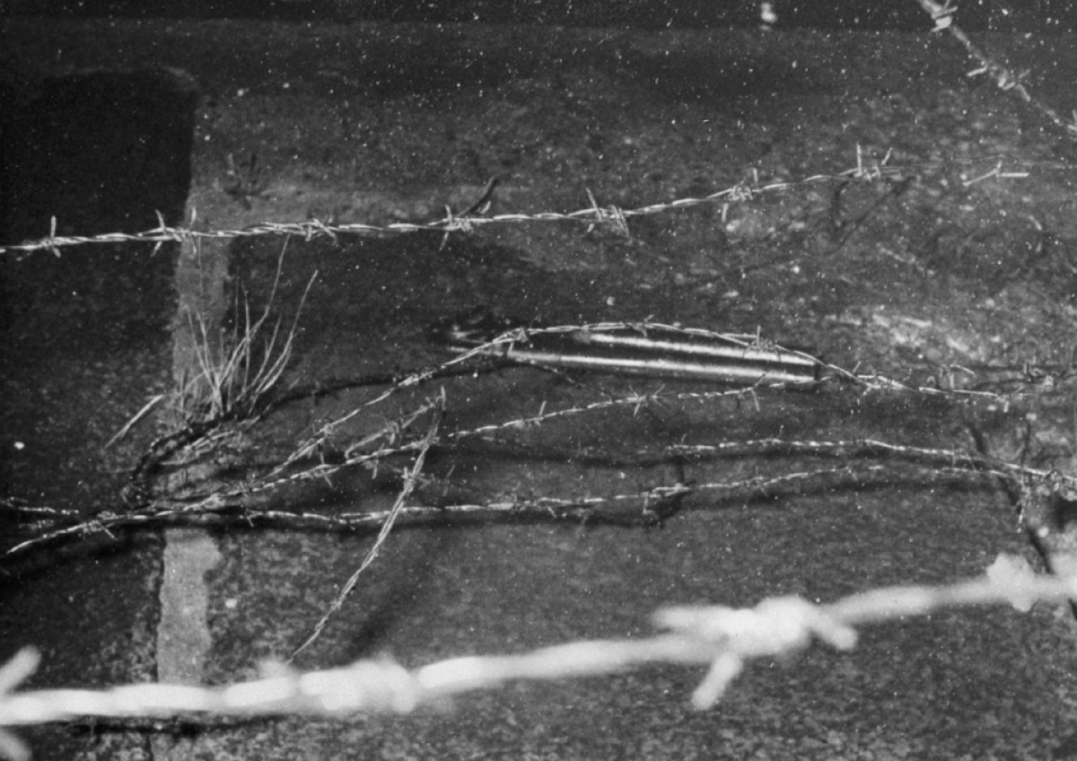 Klaus Schröter, shot and drowned in the Berlin border waters: MfS crime site photo of cut barbed wire at the Spree embankment between Berlin-Mitte and Berlin-Tiergarten [Nov. 4, 1963]