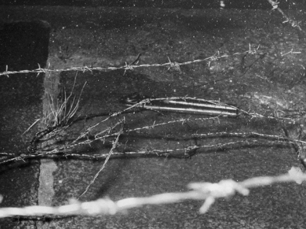 Klaus Schröter, shot and drowned in the Berlin border waters: MfS crime site photo of cut barbed wire at the Spree embankment between Berlin-Mitte and Berlin-Tiergarten [Nov. 4, 1963]
