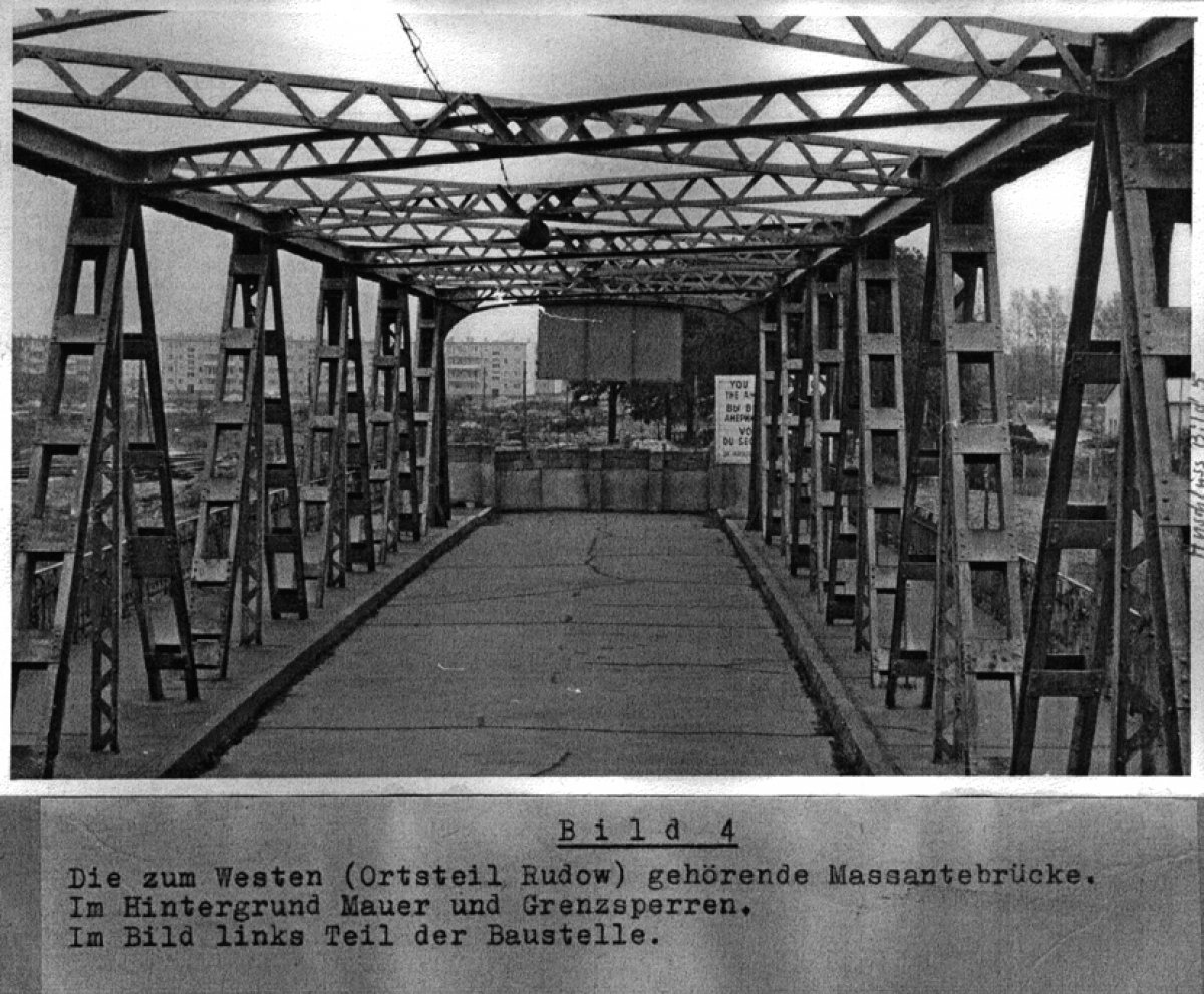 Siegfried Widera, border solder knocked out at the Berlin Wall by fugitives and died later from his injuries: West Berlin police crime site photo of the Massante Bridge between Berlin-Treptow and Berlin-Neuk&ouml;lln [Aug. 23, 1963]