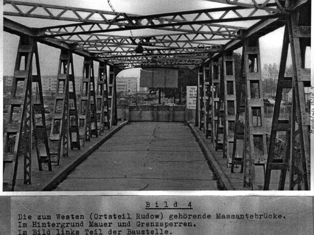 Siegfried Widera, border solder knocked out at the Berlin Wall by fugitives and died later from his injuries: West Berlin police crime site photo of the Massante Bridge between Berlin-Treptow and Berlin-Neukölln [Aug. 23, 1963]