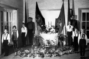 Egon Schultz, shot dead at the Berlin Wall: Guard of honor at the Egon Schultz School in Rostock (photo: Oct. 10, 1964)