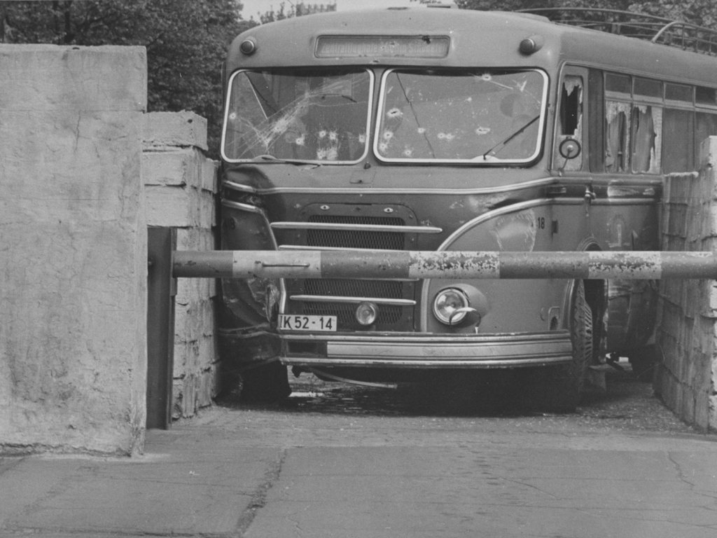 Mit 138 Schüssen gestoppt: Gescheiterte Bus-Flucht am Grenzübergang Invalidenstraße, 12. Mai 1963 Mit 138 Schüssen gestoppt: Gescheiterte Bus-Flucht am Grenzübergang Invalidenstraße, 12. Mai 1963